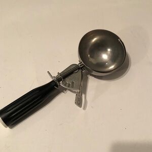 Hamilton Beach stainless steel ice cream scoop , large scoop, good condition